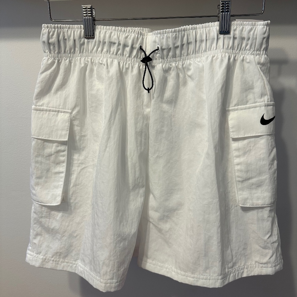 Nike Sportswear Essential Women’s Woven High-Rise Shorts in White Size M